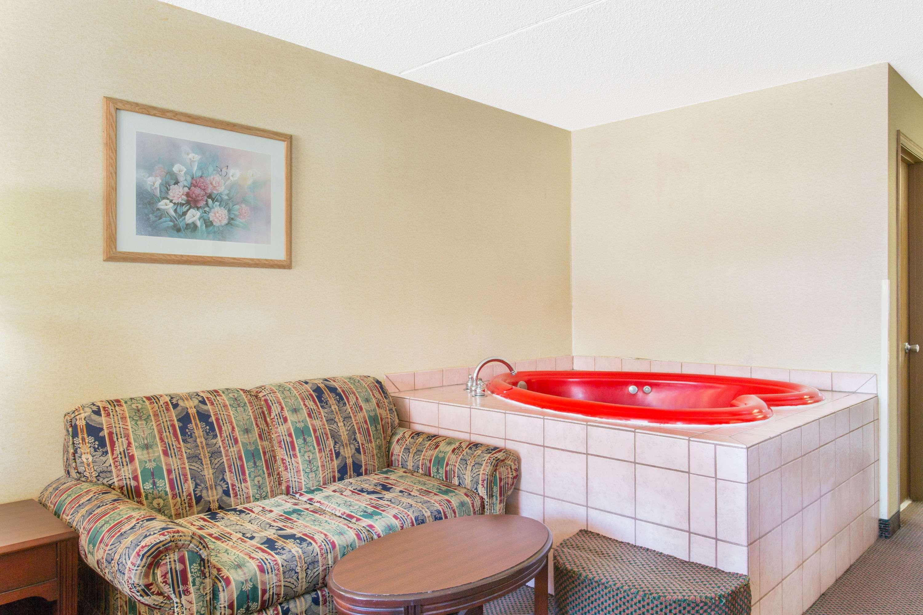 Days Inn & Suites By Wyndham Бентонвилль Экстерьер фото