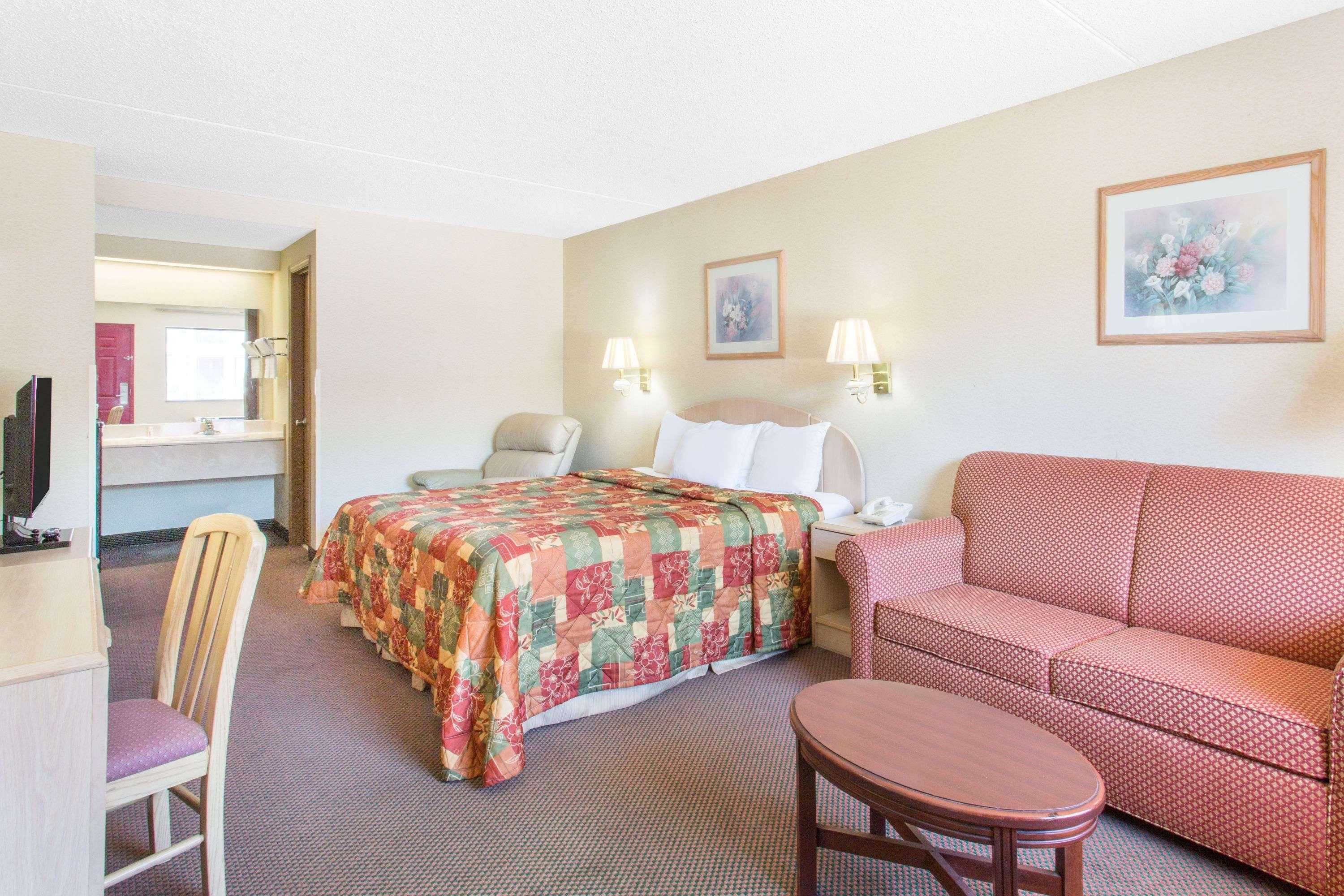 Days Inn & Suites By Wyndham Бентонвилль Экстерьер фото